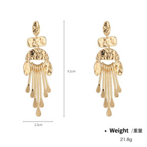 أقراط شرابة من سبيكة معدنية مطلية بالذهب عيار 18 قيراط طويلة بشكل مبالغ فيها للنساء ، أزياء الخريف والشتاء الأمريكية ، بالجملة - Product Image 5