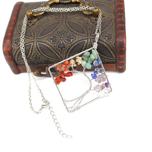 Collana con pendente curvo a forma di albero della vita in cristallo di pietra naturale colorata N08 fresca e dolce - Product Image 4