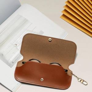 Étui à lunettes en cuir PU souple de qualité supérieure, étui à lunettes de soleil portable pour hommes et femmes, étui à lunettes avec clip à bouton, sangle de poignet - Product Image 4