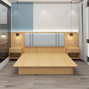 ชุดเฟอร์นิเจอร์ห้องนอนโรงแรมสไตล์โมเดิร์นมินิมอล เตียงไม้สีอ่อนขนาดคิงไซส์/ควีนไซส์ พร้อมหัวเตียงหุ้มเบาะและโต๊ะข้างเตียง - Product Image 1