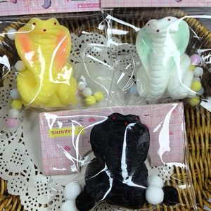 ของเล่นบีบน้ำรูปงูเห่า TPR ขนาดพกพา 6.5 ซม. ใหม่ สำหรับเด็กและผู้ใหญ่ บรรเทาความเครียดและผ่อนคลาย เป็นของขวัญ - Product Image 1