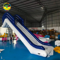 Équipement aquatique commercial gonflable flottant d'extérieur avec toboggan et mur d'escalade pour bateaux et yachts