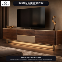 Console TV flottante moderne sur mesure de luxe italienne, placage noyer foncé, finition métallique or champagne, éclairage LED, pour salon de villa