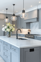 Armoires de cuisine noires Vermonhouzz style Shaker, meubles sur mesure avec îlot en quartz blanc et portes vitrées pour maison résidentielle de luxe