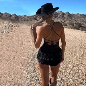 Mono corto de verano para mujer 2026 personalizado, de cintura alta, con cuello halter y volantes, de gasa transpirable, ideal para fiestas. - Product Image 1