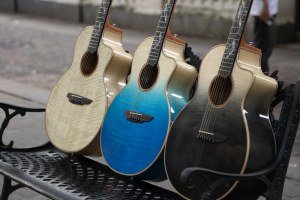 Guitarra Acústica de 41 Pulgadas con Tapa de Abeto Sólido y Fondo de Arce, Acabado Brillante Azul Degradado, Incrustaciones de Concha de Abulón Sirena, Guitarra Folk - Product Image 4