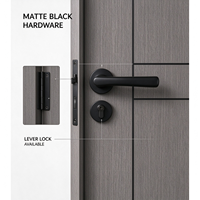 Porte intérieure sur mesure en composite grain de bois gris avec quincaillerie noire pour bâtiment résidentiel