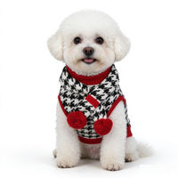 Sweater dan Syal Anjing 2 Buah Set Hitam Putih Motif Houndstooth Rajutan Pakaian Hangat Musim Dingin untuk Hewan Peliharaan Pom Pom Merah Hadiah untuk Anjing