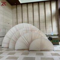 Arco Decorativo en Forma de Abanico ZKAI Blanco de 3 Niveles Apilables para Eventos y Bodas con Cortinas