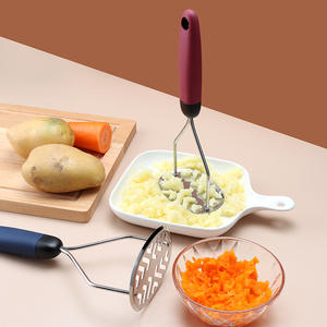 Écrase-pommes en acier inoxydable avec manche rouge, compatible lave-vaisselle, pour usage en cuisine - Product Image 4
