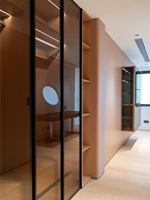 Buffet de présentation intégré moderne de luxe, armoire à vin, finition bois avec porte en verre, éclairage LED