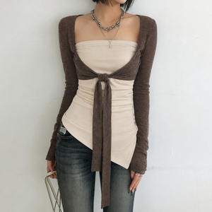 Conjunto de bralette ajustado con top de manga larga y hombros con lazo, diseño colorblock, cintura fruncida y bajo asimétrico. - Product Image 5