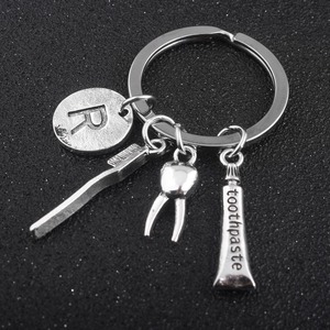 <span class=keywords><strong>Collana</strong></span> <span class=keywords><strong>con</strong></span> <span class=keywords><strong>Ciondolo</strong></span> a Forma di <span class=keywords><strong>Dente</strong></span> <span class=keywords><strong>con</strong></span> Spazzolino in Oro - Product Image 2