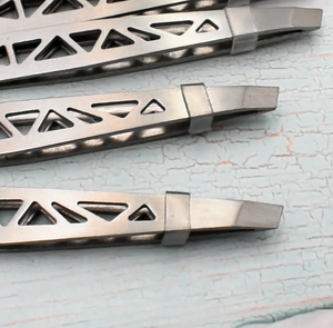 Pince à épiler multifonction ajourée pour sourcils et faux cils, avec poignée antidérapante en acier inoxydable - Product Image 1