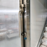 Porte coulissante manuelle pour chambre froide, idéale pour les centres de distribution alimentaire, avec accès latéral coulissant et isolation pour entrepôts frigorifiques industriels