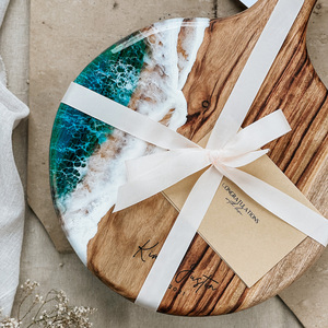 Tabla de Cortar de Madera de Olivo con Diseño de Resina Artística de Olas del Océano, Tabla Redonda para Servir Pizza y Queso - Product Image 4