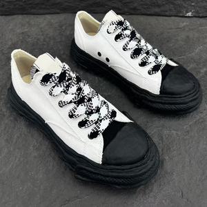 รองเท้าเดินแบบผูกเชือกสไตล์เรโทรสำหรับพักผ่อน - ดีไซน์สปอร์ตสำหรับกิจกรรมกลางแจ้ง ระบายอากาศได้ดีและพื้นรองเท้าด้านนอกทำจากยางกันลื่น ให้ความสบายทุกฤดูกาล - Product Image 1