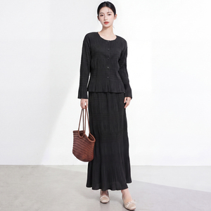 Nouveauté : Ensemble 2 pièces pour femme, haut à manches longues côtelé uni Miyake, jupe plissée longueur cheville, 100% polyester - Product Image 4