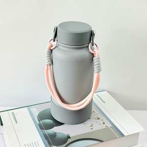 กระติกน้ำสุญญากาศสแตนเลสแบบกำหนดเอง ความจุขนาดใหญ่ 1 ลิตร เก็บความร้อน/เย็นได้นาน 12-24 ชั่วโมง พกพาสะดวกสำหรับกิจกรรมกลางแจ้ง พร้อมปลอกซิลิโคน - Product Image 2