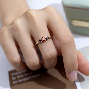 Anillo de Oro 9K con Tres Piedras de Zafiro de Laboratorio en Forma Redonda, Joyería Messi MSR-1641 - Product Image 6