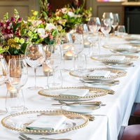 Centres de table fêtes de mariage ensembles de vaisselle en plastique de luxe 13 pouces décoration de noël assiettes de chargeur à bord perlé doré
