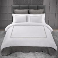Parure de lit motif Meander, housse de couette et taies d'oreiller blanc cassé, broderie grise, linge de lit contemporain pour hôtel