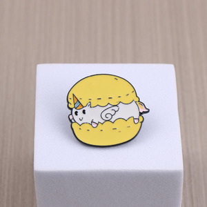 Stijlvolle En Grillige Broche Met Een Verborgen Eenhoorn, Perfect Voor Het Toevoegen Van Een Leuke Touch Aan Dagelijkse Outfits - Product Image 1