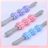 Rouleau de massage musculaire portable à trois roues pour thérapie par points de pression, bâton de massage corporel durable avec poignée ergonomique et picots en forme de dents de loup