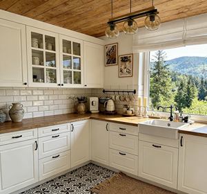 Gabinetes de Cocina Blancos Estilo Rústico Personalizados BALOM - Muebles Elegantes con Almacenamiento de Puertas de Vidrio y Detalles de Madera Rústica - Product Image 2