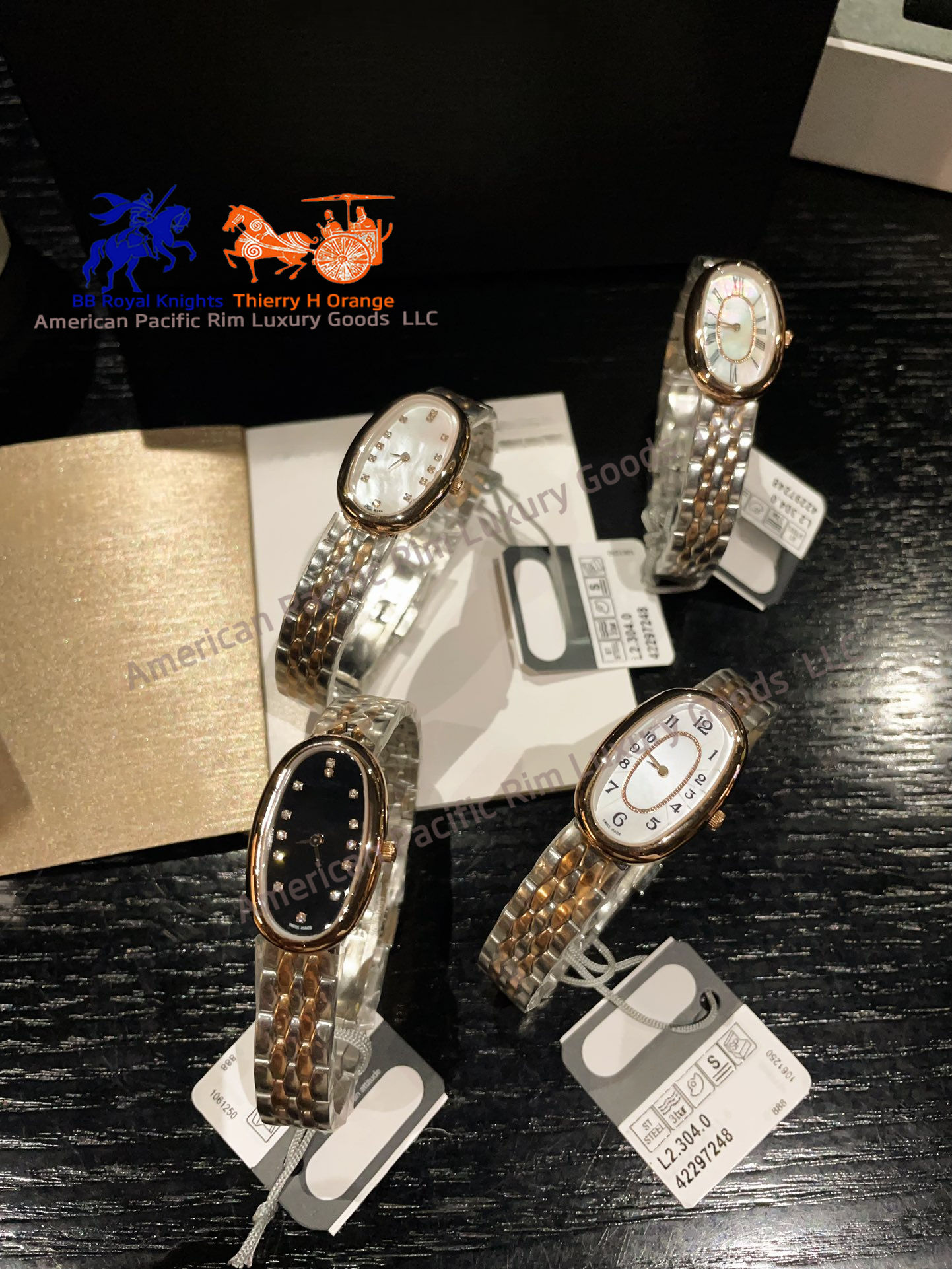 แหวนทองคำและจานสีดำ