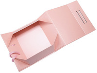 Boîte cadeau rigide en carton recyclable avec logo personnalisé, fermeture magnétique et doublure en mousse pour l'emballage des chaussettes