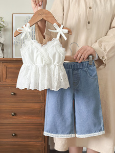 <span class=keywords><strong>Completo</strong></span> due pezzi per bambina 2026: Top corto in pizzo bianco e pantaloni in denim con bordo in pizzo - Product Image 2