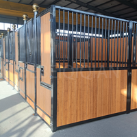 Système de box pour chevaux sur mesure 3m 3.5m 3.6m Surface revêtue de poudre HDG Écuries équestres Boîtes pour chevaux galvanisées avec portes à charnières