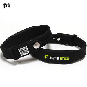Có thể điều chỉnh không thấm nước tùy chỉnh mã QR Silicone dây đeo cổ tay 13.56MHz NFC <span class=keywords><strong>RFID</strong></span> Vòng đeo tay với rewritable Key cho kiểm soát truy cập thẻ - Product Image 1