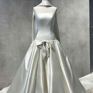 Robe de mariée moderne et élégante NT09, col bateau, en tulle, longue, avec appliques en dentelle et broderies florales en cristal - Product Image 2