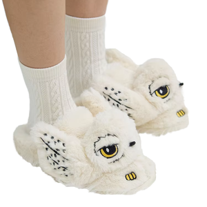 Chaussons unisexes personnalisés en peluche 3D mignons de la série Academy, semelle extérieure en PVC respirante, chauds pour une utilisation toute l'année - Product Image 1