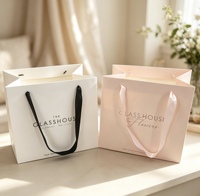 Sac en carton rigide de luxe, forme personnalisée, en papier couché avec ruban intégré, estampage à chaud, dorure à l'or évanescente, UV, pour boutiques et shopping