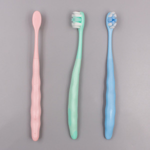 Brosse à dents manuelle ergonomique à deux tons avec poignée, poils souples, couleurs personnalisables disponibles - Product Image 1
