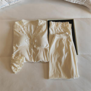ชุดนอนผ้าฟลีซสำหรับผู้หญิง พร้อมแผ่นรองบรา ผ้าฟลีซบางเบา อุ่นสบาย แต่งขอบลูกไม้หวาน สีนมแอปริคอต ผลิตตามแบบ ODM สำหรับฤดูใบไม้ผลิ ฤดูใบไม้ร่วง และฤดูหนาว - Product Image 2