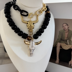 <span class=keywords><strong>Collana</strong></span> <span class=keywords><strong>con</strong></span> Ciondolo Teschio di Toro alla Moda per Uomo e Donna, Catena Nera <span class=keywords><strong>con</strong></span> Perline e Charm Teschio <span class=keywords><strong>con</strong></span> <span class=keywords><strong>Corno</strong></span> Dorato, Gioiello Gotico Occidentale - Product Image 2