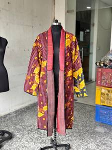 เสื้อคลุมกันธาสีแดงดำลายดอกไม้พิมพ์ลายสไตล์โบฮีเมียน แขนยาว คอจีน ผ้าโพลีเอสเตอร์ทอ ระบายอากาศได้ดี - Product Image 4