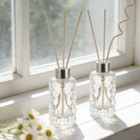 Flacon d'aromathérapie en verre transparent à motif diamanté, adapté à la mise en place de compositions florales et à la diffusion de parfums.