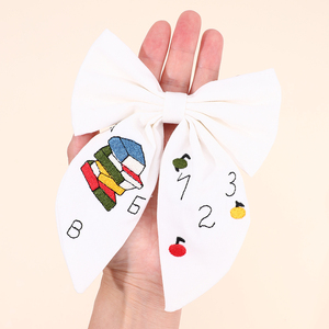 CN Factory Logotipo personalizado Tela hecha a mano Lazo para el cabello Bordado Logo Lápiz Volver a la escuela Pinza para el cabello para niñas Niños - Product Image 6