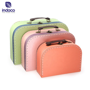 Nueva llegada: Caja de regalo de papel kraft con diseño moderno y novedoso, tipo maleta para bebé, con asa de cinta para bolsos. - Product Image 4