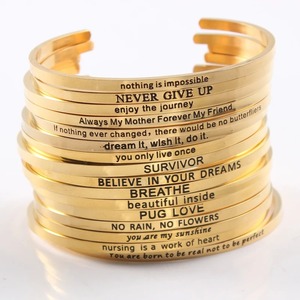Pulsera de Oro Personalizada de 4 mm con Mensaje Inspirador, Brazalete Grabado Personalizado, Cualquier Idioma, Patrón o Símbolo en el Interior y Exterior, Doble Cara - Product Image 1
