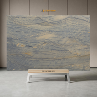 Marbre à veines fluides bleu-gris serein, parfaitement adapté aux spas de salle de bain haut de gamme, aux suites parentales minimalistes