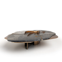 Table basse en marbre massif de forme libre Dream Home, ornement artistique en bronze vieilli, bord naturel irrégulier, table basse de designer haut de gamme pour villa
