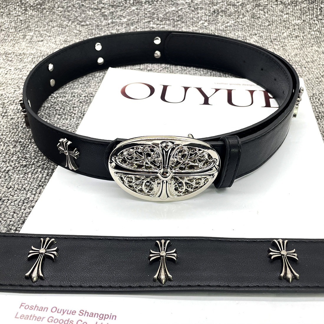 Ceinture Langrisser noire à 8 croix ovales et rivets - 110 cm de long, largeur 3,7 cm.