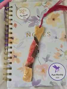 Marque-pages en résine et en bois, conçus pour les journaux de lecture quotidiens et les collections de papeterie haut de gamme - Product Image 2