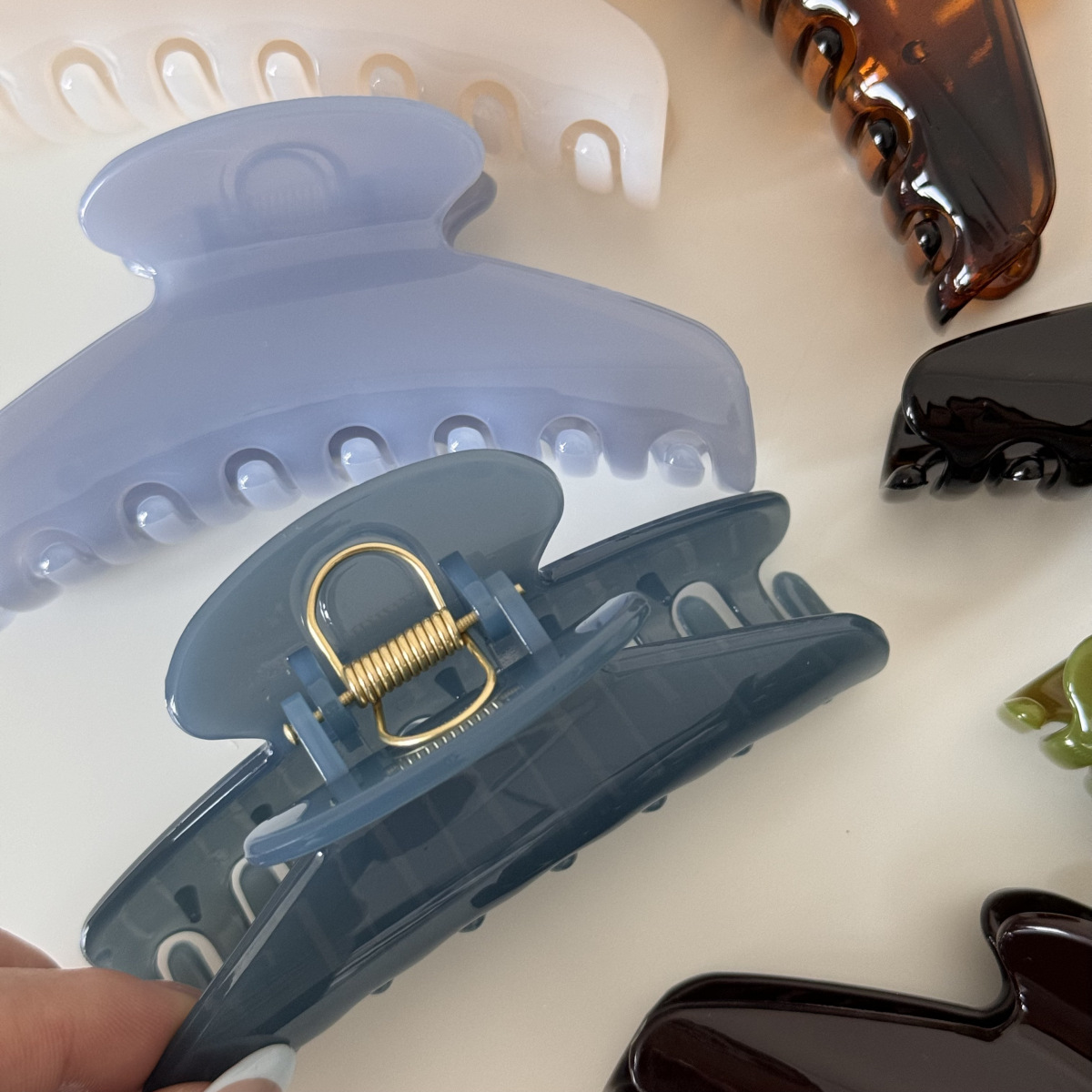 4 black plain hair clips